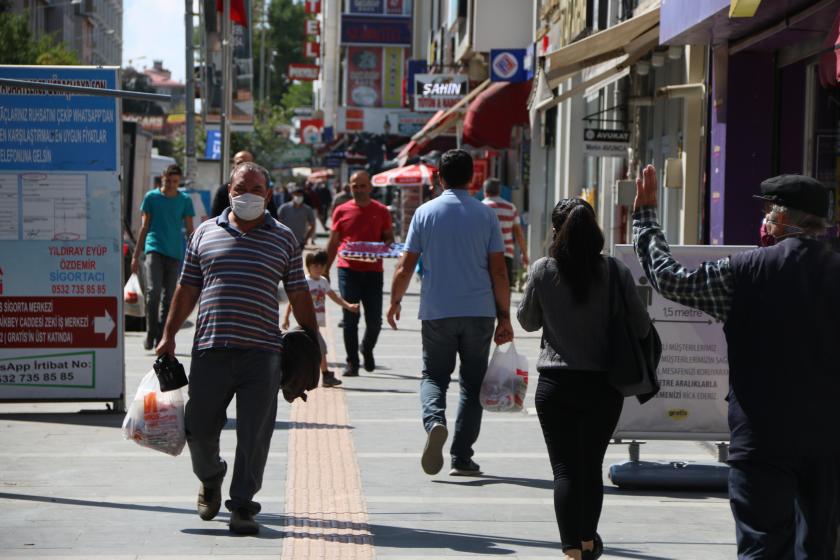 sokakta yürüyen vatandaşlar