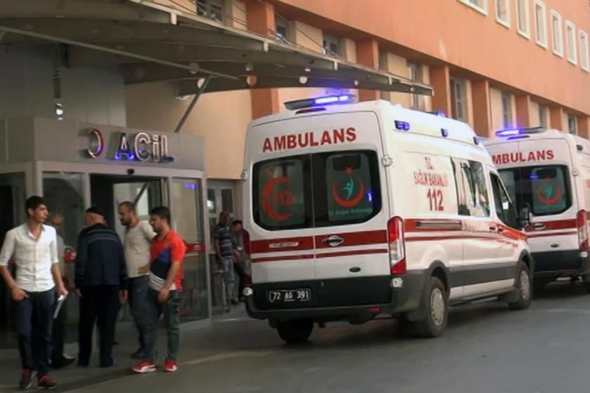 Acil servis önünde bekleyen ambulans