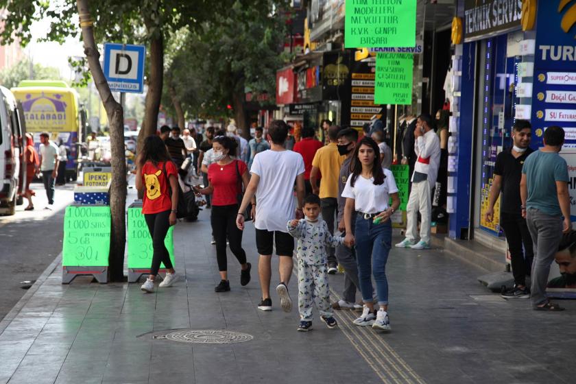 Sokakta yürüyen gençler