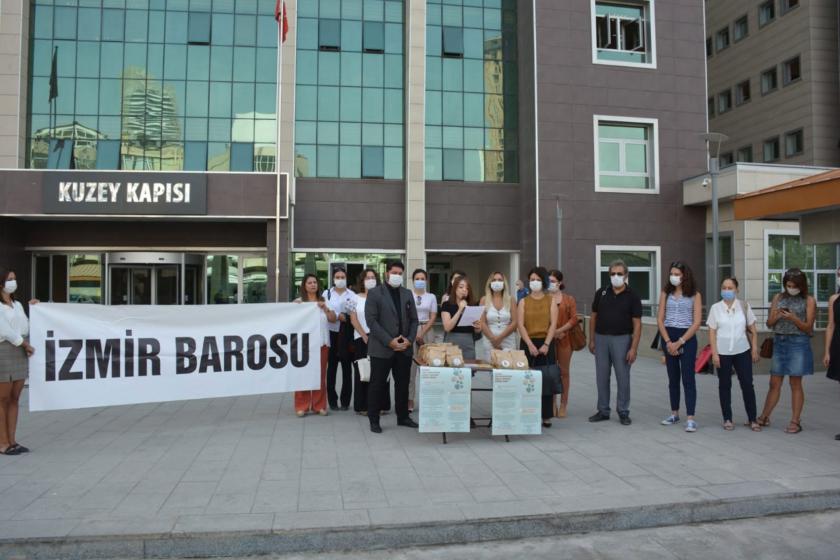 İzmir Barosu 4 Ekim Hayvanları Koruma Gününe ilişkin İzmir Bölge Adliye Mahkemesi önünde basın açıklaması yaptı.