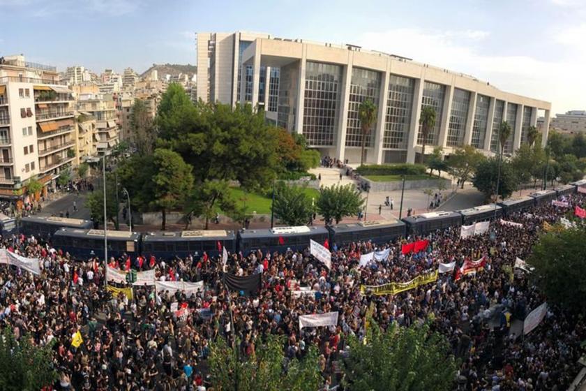 Atina'da Neonazi Altın Şafak partisi hakkında açılan mahkemenin karar duruşması esnasında mahkeme önünde toplanan kalabalık.