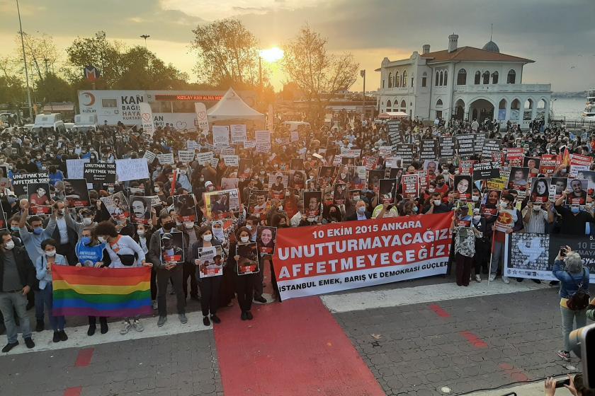 10 Ekim Ankara Katliamı'nda yaşamını yitirenler, katliamın 5'inci yıl dönümünde İstanbul Kadıköy'de yapılan eylemle anılırken.