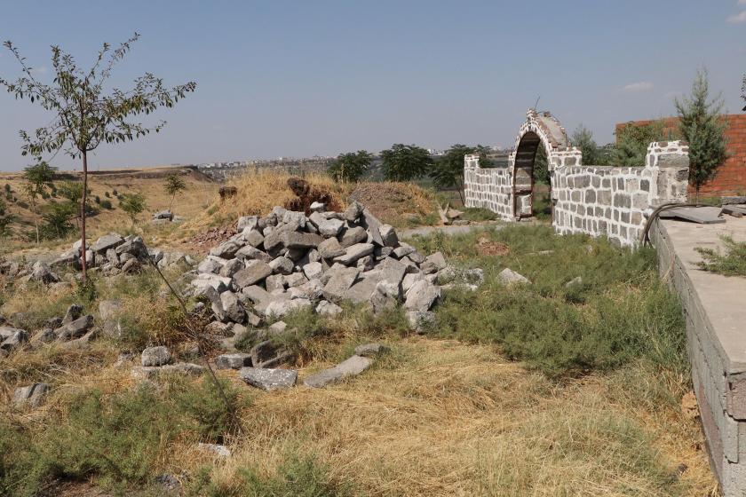 Tarihi yapılardan sökülen taşlar bir yere yığılmış.