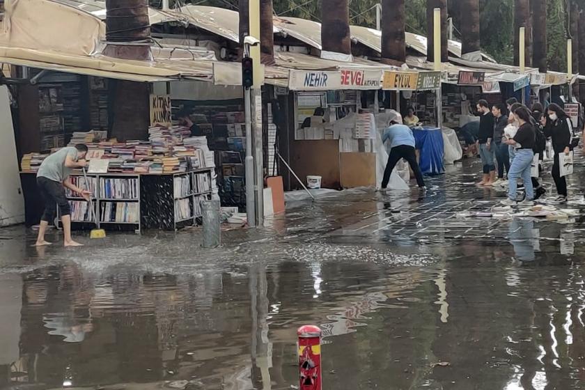 İzmir'de şiddetli yağış sonrası bazı iş yerlerini su bastı.