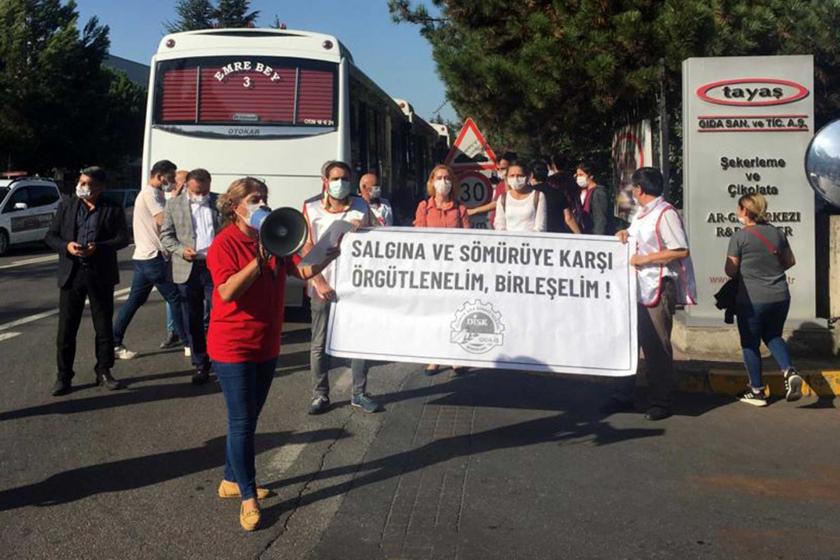 DİSK/Gıda-İş, Gebze Tayaş önünde eylem yaptı, bir an evvel üretime ara verilmesi çağrısında bulundu.