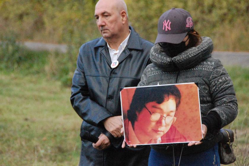 Gui Minhai'ın fotoğrafını taşıyan bir kadın