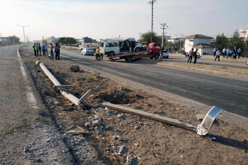 Kaza yapan servis minibüsü