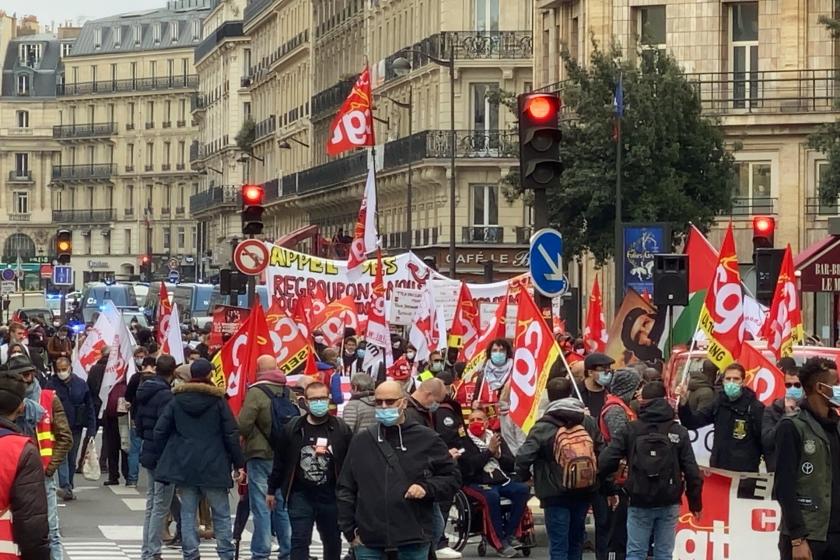 Fransa'da çok sayıda işçi sendikası ve binlerce göçmen, Cumhurbaşkanı Emmanuel Macron hükümetinin göçmen politikalarını protesto etti. 