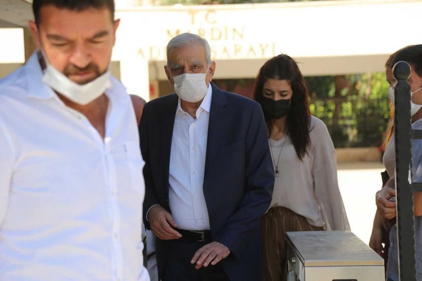 Ahmet Türk (soldan ikinci) yüzünde maske var