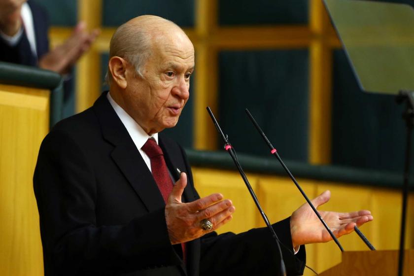 Devlet Bahçeli ellerini açmış konuşuyor