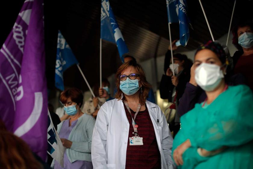 İki kadın sağlıkçı, yüzlerinde maske var