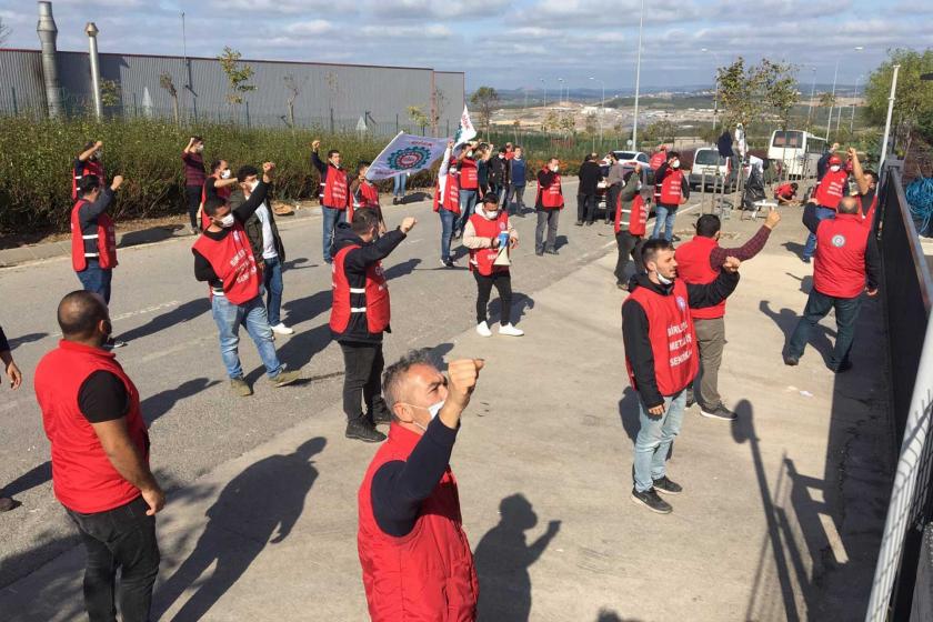 Systemair HSK işçileri sağ yumrukları hava slogan atarken