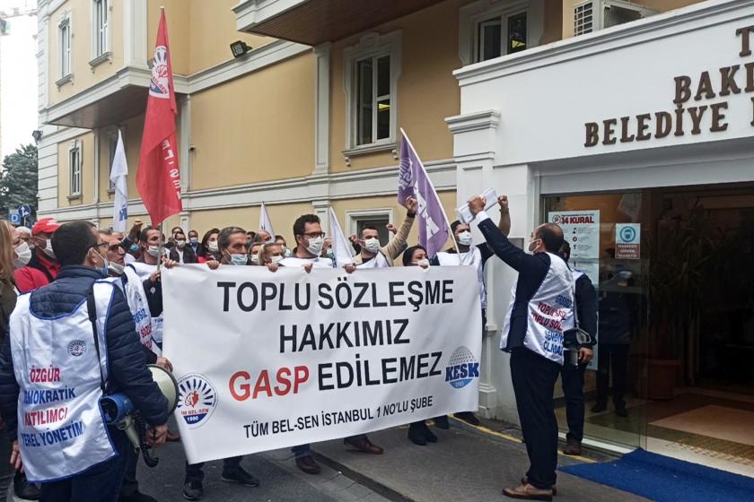 Bakırköy Belediyesi emekçileri TİS hakları için belediye binası önünde eylem yaparken.