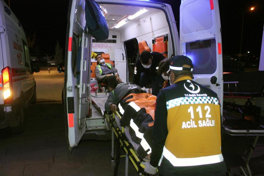 Trafik kazası sonrası ambulansa bindirilen işçi