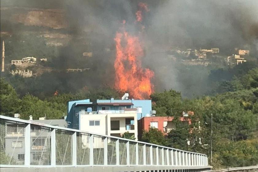 Hatay'ın İskenderun ilçesinde çıkan orman yangını yerleşim yerlerine yaklaştı.