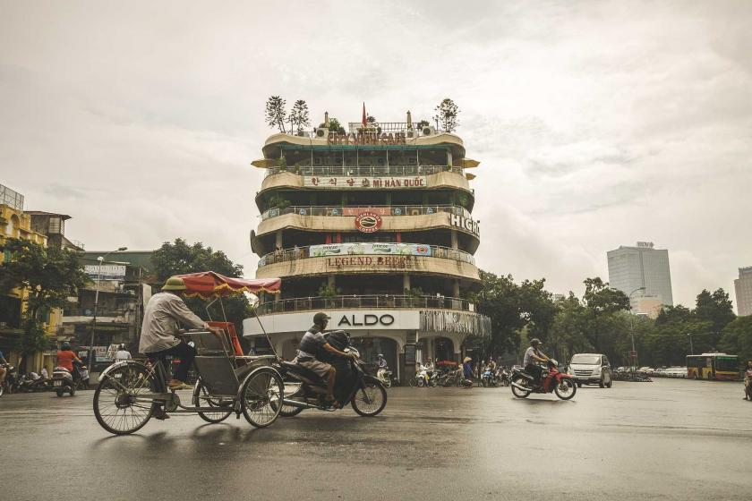 Vietnam'ın başkenti Hanoi'de sokakta giden araçlar