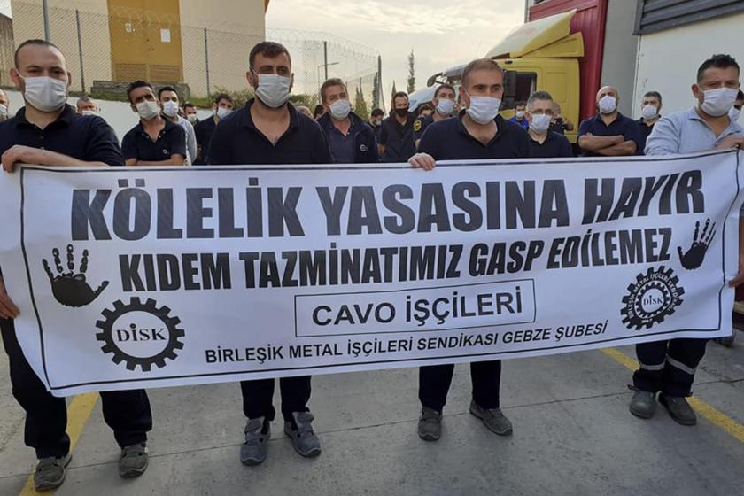 Birleşik Metal-İş sendikasının örgütlü olduğu Gebze Cavo fabrikasında yapılan eylemde işçiler 'Kölelik yasasına hayır' yazılı pankart tutarken.