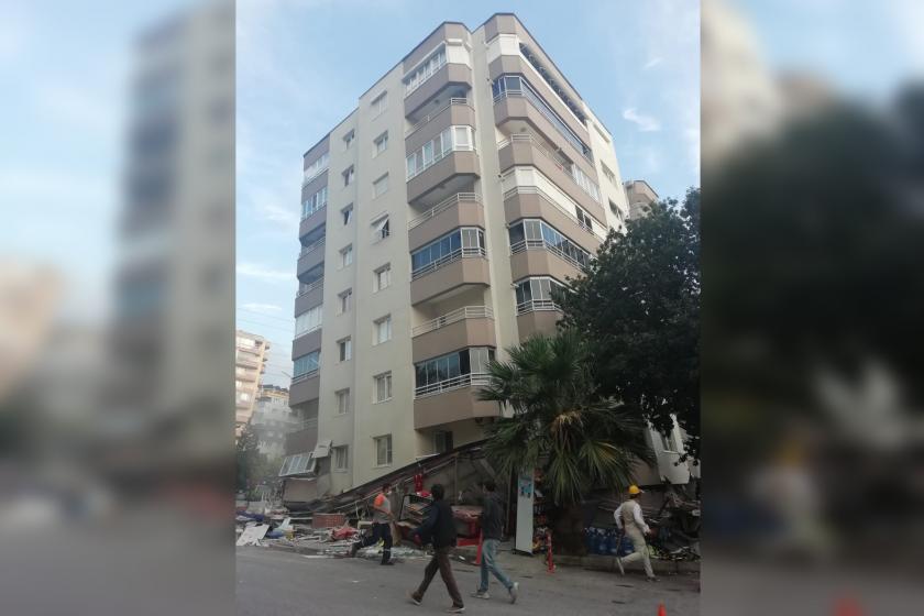 Bayraklı'da deprem sonucu bina çöktü: Markette 20 kişinin mahsur kaldığı iddia edildi