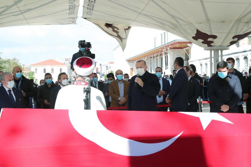 Burhan Kuzu'nun tabutu (önde) yanında imam ve arkada Erdoğan