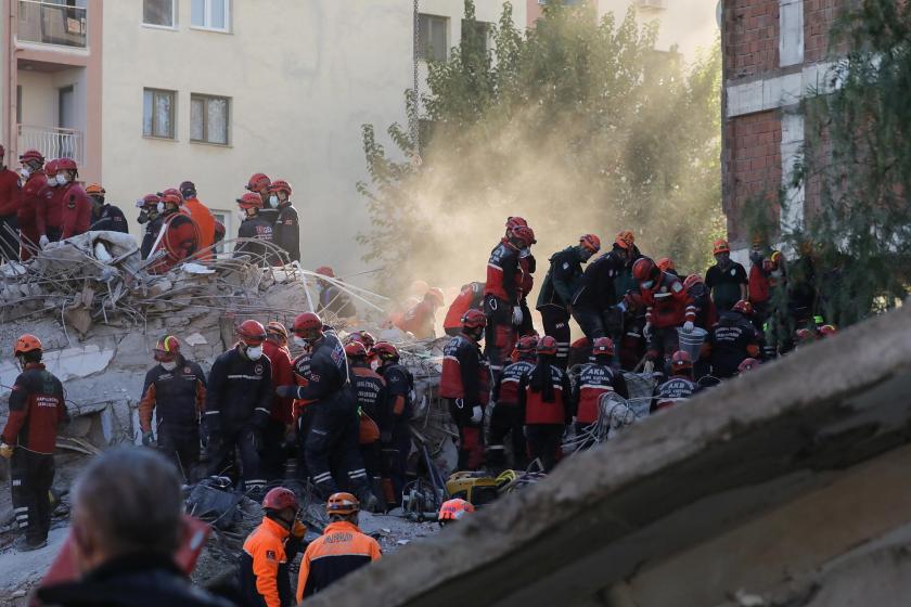 Enkaz altındakileri arama kurtarma çalışması