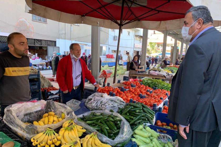 Ömer Fethi Gürer pazar esnafıyla konuşuyor