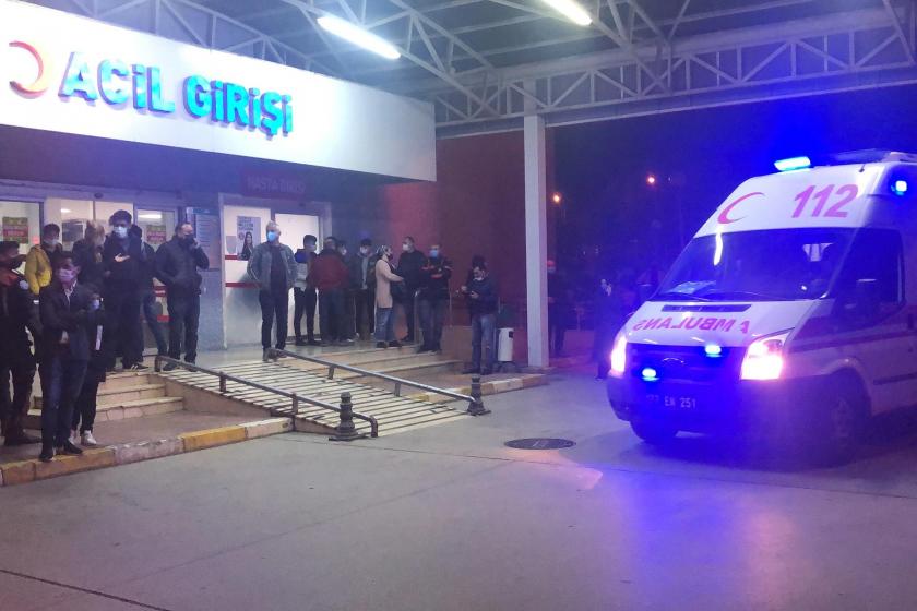 Yalova Devlet Hastanesinin acil servis girişi (solda) ve ambulans (sağda)