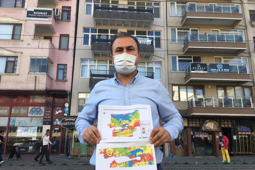 İnşaat Mühendisleri Odası Kocaeli Şubesi Başkanı Kahraman Bulut, birkaç apartmanın önünde elindeki deprem haritasını gösteriyor. Bulut'un ağzında maske de bulunuyor. 