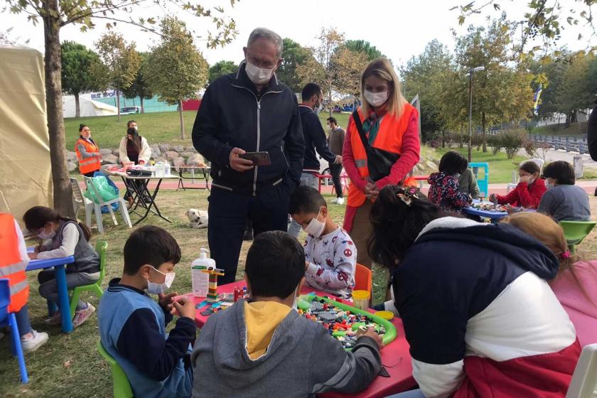 Menemen Belediyesi Aşık Veysel Rekreasyon alanında çocuklar için oyun çadırı kurdu. 