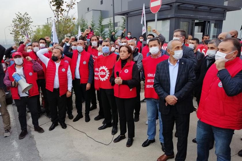 DİSK Genel Başkanı Arzu Çerkezoğlu, Birleşik Metal-İş'e üye oldukları için ücretsiz izne zorlanan ve fabrika önünde direnişte olan Dilovası Systemair HSK işçilerini ziyaret etti.