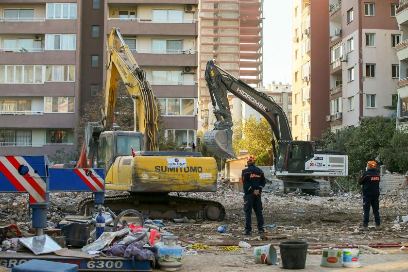 İzmir'de arama kurtarma çalışmaları son buldu, enkaz kaldırma çalışmaları yapılıyor