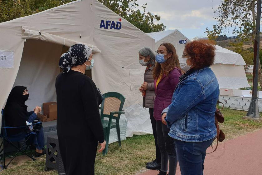 EMEP Genel Başkanı Selma Gürkan ve beraberindeki heyet, İzmir'de depremzedeleri ziyaret etti