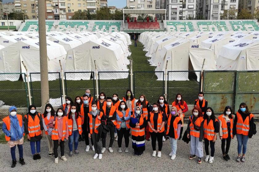 Türk Hemşireler Derneği, İzmir depreminde evlerini kaybeden ve yaralanan vatandaşların yaralarını sarmak için seferber oldu.