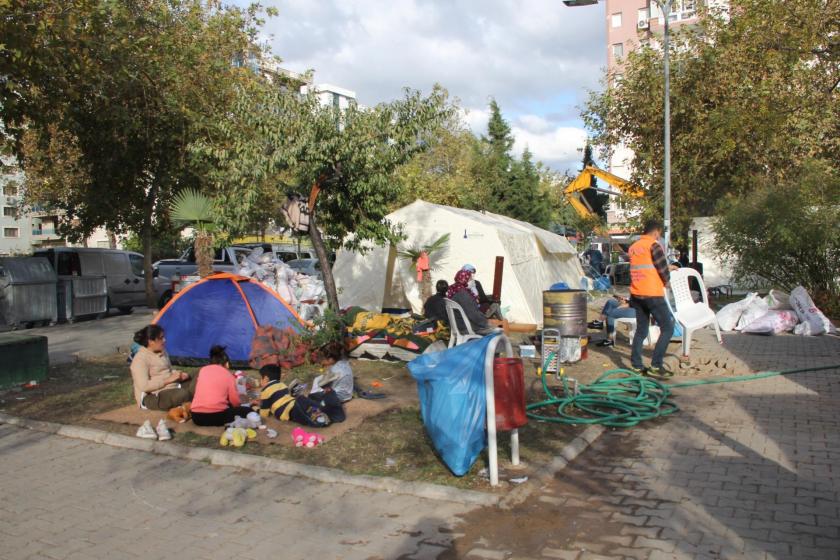 Deprem çadırları ve etrafından oturan mülteciler