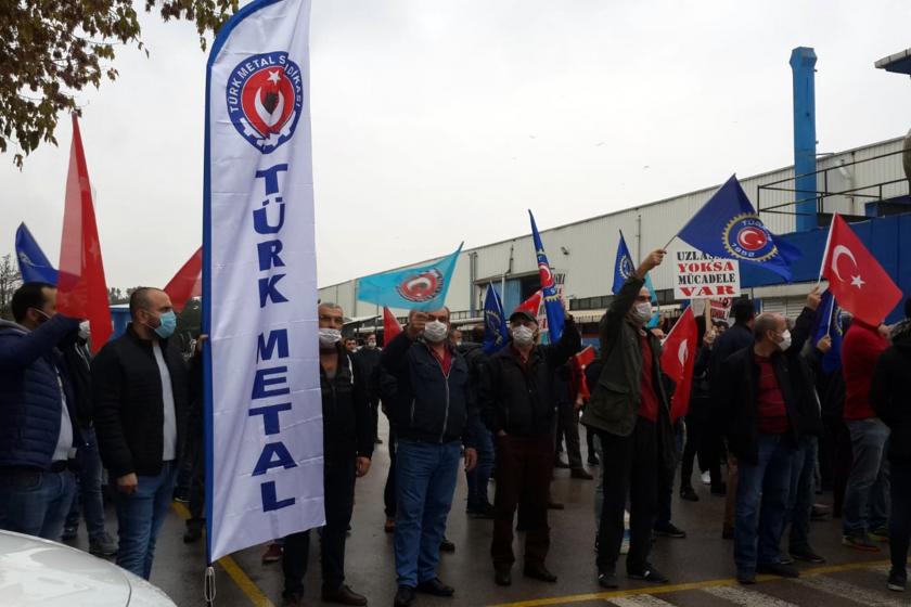 Türk Metal Kocaeli şubesinin örgütlü olduğu Çelik Halat'ta işçiler fabrika önünden servis alanına kadar alkışlarla yürüdü.