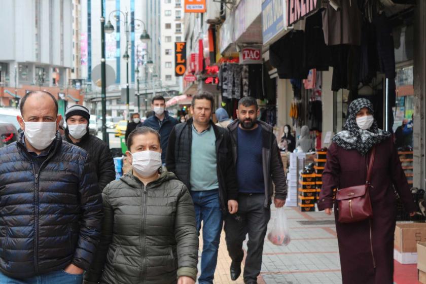 Rize'de sokakta olan maskeli ve maskesiz vatandaşların görüntüsü