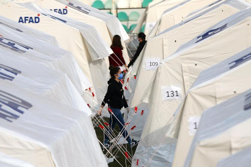 çadır arasında gezen depremzede kadınlar