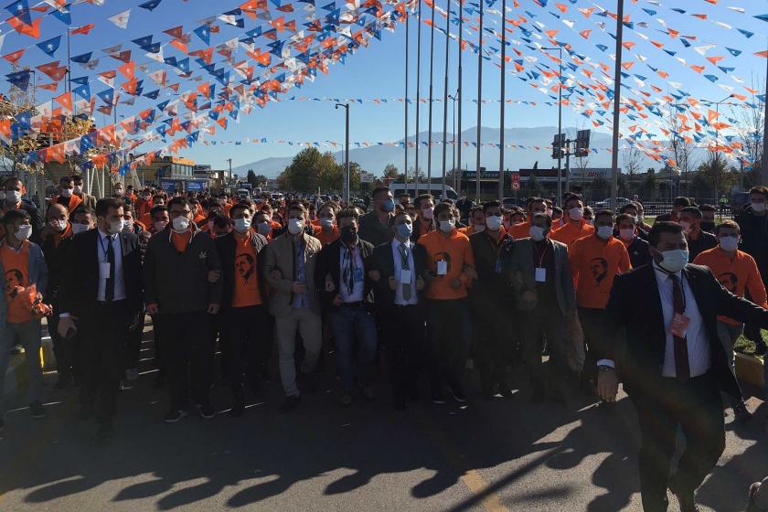 AKP Kocaeli İl Kongresi'nde koronavirüs önlemlerini hiçe saydılar