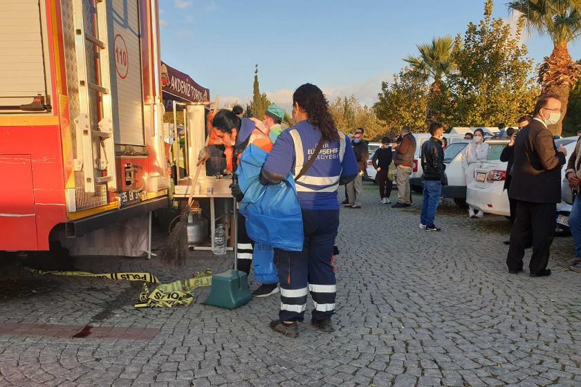 İzmir'de depremzedeler için gönüllü de çalışan belediye emekçileri