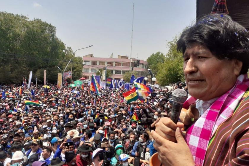 Evo Morales kitleye konuşuyor.