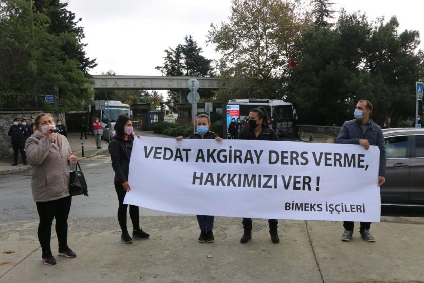 Bimeks işçileri, ellerinde pankart, Boğaziçi Üniversitesinin önünde