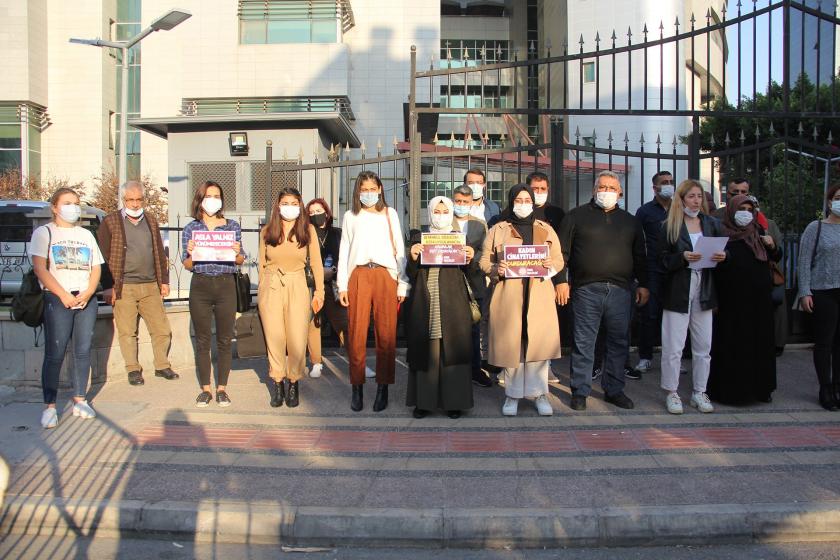 Kadın Cinayetlerini Durduracağız Platformu ve Mersin Kadın Meclisi üyeleri, Aras Ailesi ile birlikte Mersin Adliyesi önünde açıklama yaptı