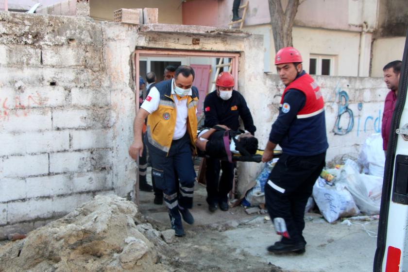 İşçi Muhammed Dudu (sedyede) ambulansa götürülüyor