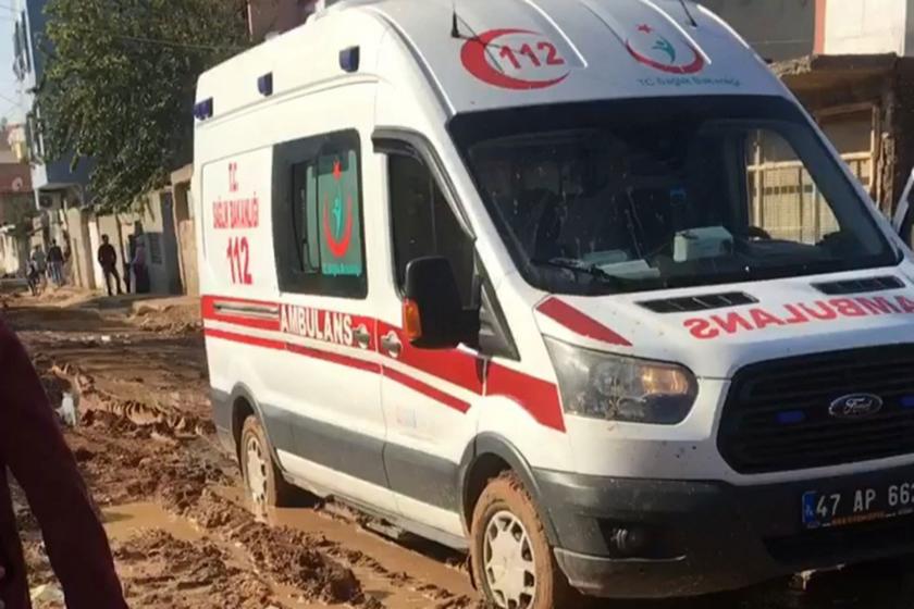 Kızıltepe Belediyesinin onarmadığı çamurlu yol ve üzerinde bekleyen ambulans