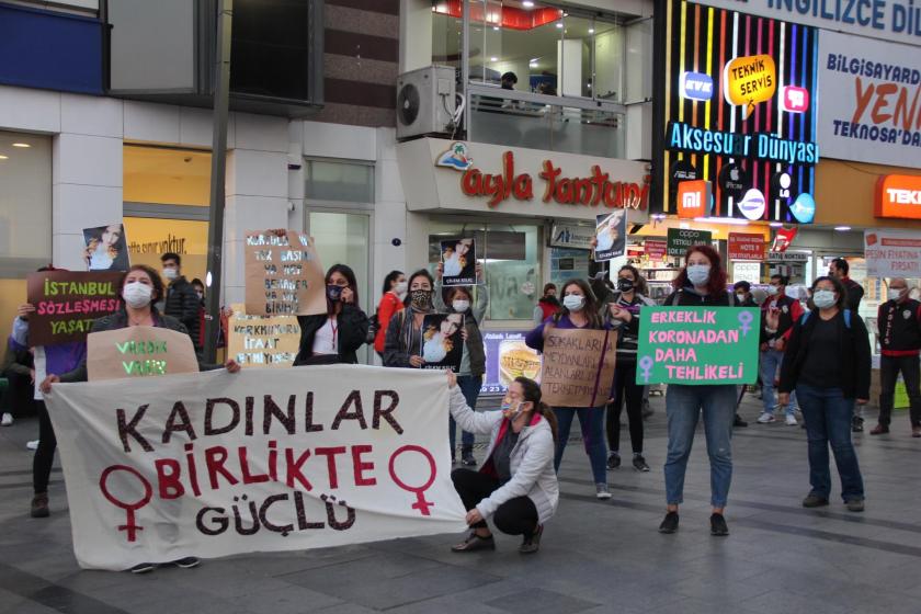  Kadınlar Birlikte Güçlü üyesi kadınlar basın açıklaması yaptı