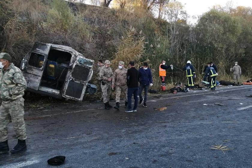 Van'da mültecileri taşıyan minibüs devrildi