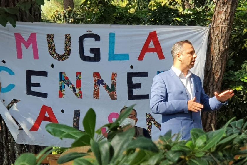 CHP Muğla Milletvekili Av. Burak Erbay, Muğla Akyaka’da doğal güzellileri ve mimari yapıyı olumsuz etkileyecek Akyaka İmar Planı Revizyonu ile ilgili açıklama yaparken.