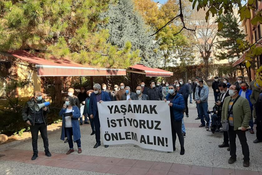 Eskişehir’de 'Yaşamak İstiyoruz!' çağrısıyla bir araya gelen demokratik kitle örgütleri, artan koronavirüs vakalarına karşı yaşamın sürdürülebilmesine yönelik gerekli önlemlerin alınması çağrısında bulundu.