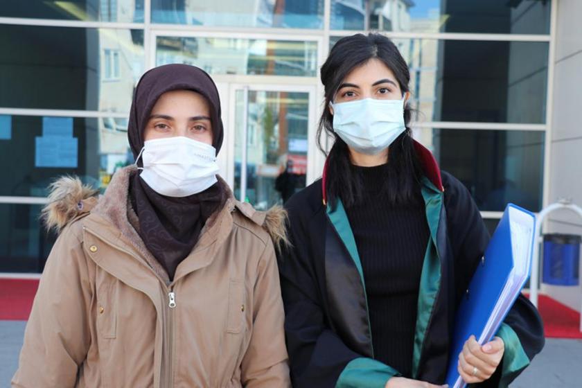 Kayseri'de hakkında uzaklaştırma kararı bulunan ve boşanma aşamasında olduğu Okan Taşdöven tarafından ağır yaralanan Ayşe Taşdöven ve Avukat Özge Küçükyazı, görülen dava sonrası adliye önünde iken.