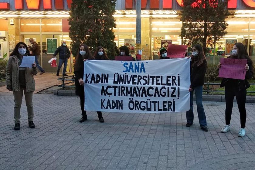 Eskişehir'de üniversiteli genç kadınlar 'kadın üniversiteleri' projesini protesto etti.