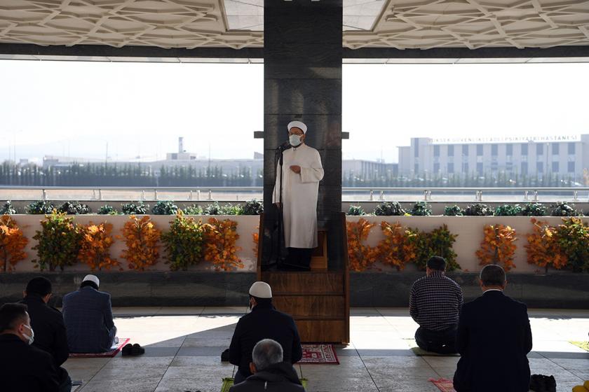 Diyanet İşleri Başkanı Ali Erbaş, Ahmet Hamdi Akseki Camisi'nin avlusunda cuma namazı kıldırdı